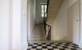 Ecully (69130) : rénovation d'un escalier en pierre  / vue pallier 1 