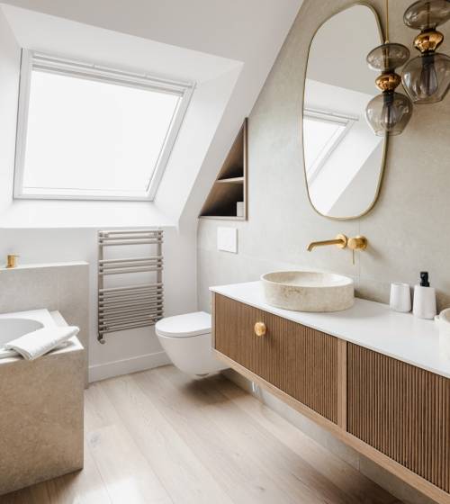 Rénovation salle de bain Bruz terminée avec carrelage effet pierre et mobilier en bois 