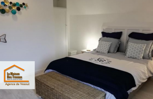 Chambre rénovée avec soin, murs repeints et parquet moderne pour une ambiance élégante et reposante à Vesoul.