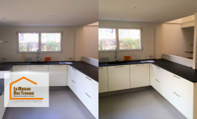 Cette cuisine en U combine élégance et fonctionnalité. Avec ses façades blanches et son plan de travail noir, elle optimise l’espace tout en offrant une circulation fluide. 