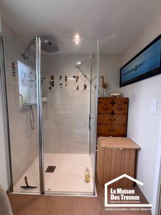 Une salle de bain intégrée dans une rénovation de garage