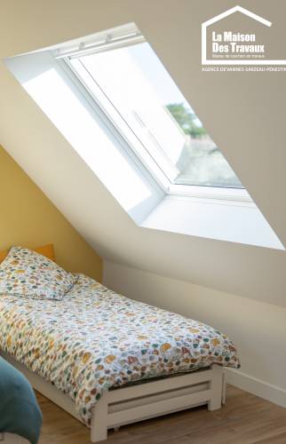 Chambre lumineuse avec velux aménagé