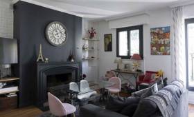 Le mur de la cheminée peint en noir