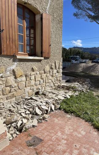 maçonnerie extérieure avant reprise des fondations de maison sur Roquevaire (13260)