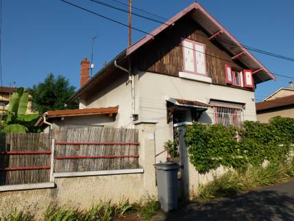 Ecully (69130) : ravalement de façade dans une maison ancienne : vue avant travaux