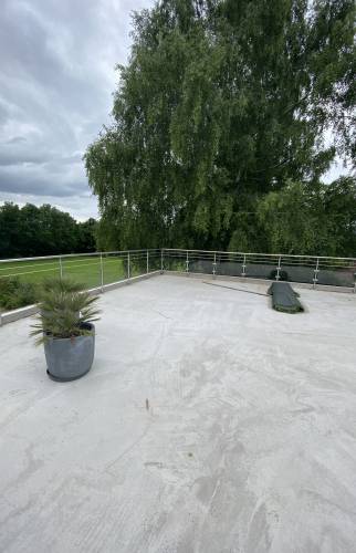 Pose d'un garde-corps moderne parfaitement intégré à l'environnement 