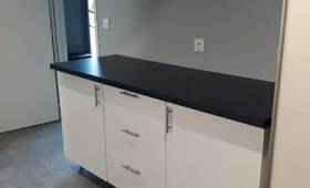 Autre vue du coin buanderie avec un plan de travail