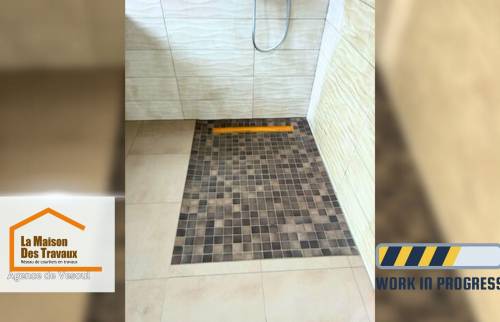 Receveur terminé avec évacuation linéaire et carrelage beige moderne, installé dans une salle de bain PMR rénovée près de Lure.