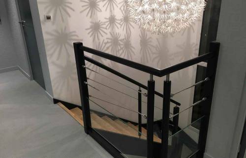 Un escalier contemporain en aluminium noir