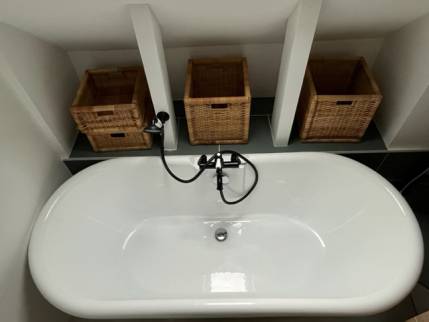 Nouvelle baignoire sur pieds dans une salle de bain rénovée - Nantes 44200