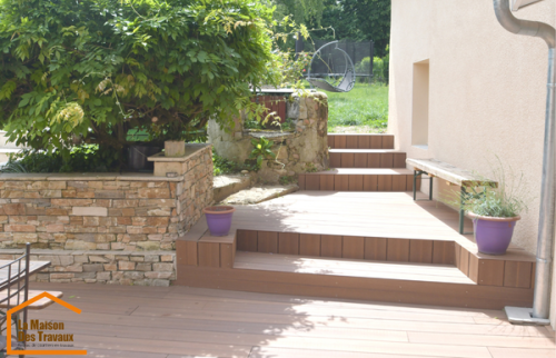 liaison entre la terrasse et le jardin en toute harmonie