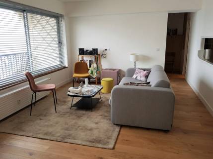 Salon rénové à Châtel avec du parquet