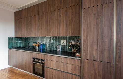 Agencement optimisé et design épuré dans une cuisine à Paris 8e.