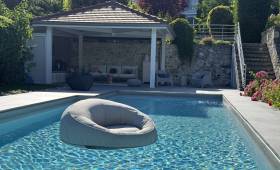 vue sur la piscine et, au fond, le pool house