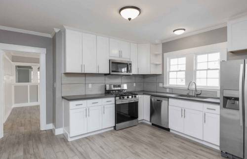 Jonction du sol en parquet de la cuisine en carrelage.