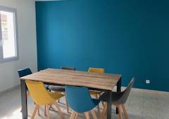 Accord parfait entre bleu audacieux et blanc mate