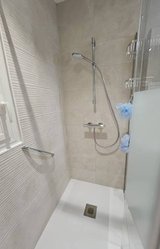 Vue sur l'équipement de la douche