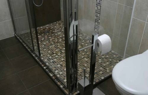 Aménagement d'une douche et de toilettes dans le Calvados