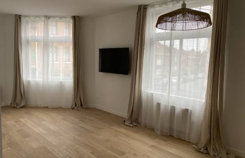 Les derniers centimètres de la rénovation avec pose de la télé