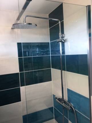 Colonne de douche dans une salle de bain rénovée - Nantes 44