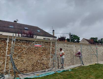 Travaux de rénovation d'un mur maçonné en cours - Solers 77111