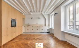 cuisine-ouverte_vue-ensemble_fenetres_poutres