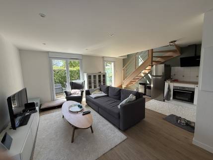Salon après rénovation avec le nouvel escalier