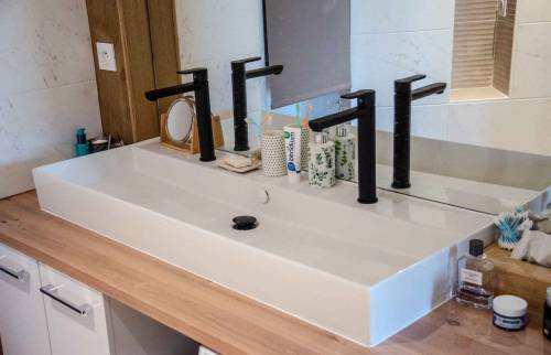 Meuble sur mesure grande vasque et double robinetterie noire très design