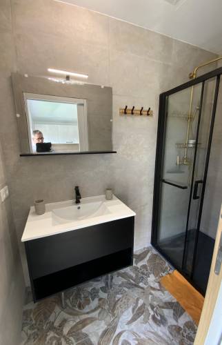 Salle de bain design noire studio La Maison Des Travaux Ales