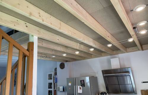 mezzanine en épicea au dessus de la cuisine