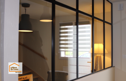 Création d’une verrière atelier pour structurer les espaces entre cuisine et salon lors d’une rénovation intérieure à Marmande.