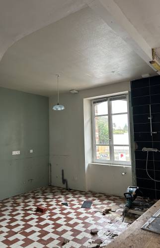 Casser le carrelage – Démolition de l’ancien revêtement pour repartir sur une base saine.