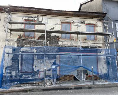 Chantier en cours : Les enduits existants ont été retirés par piquage