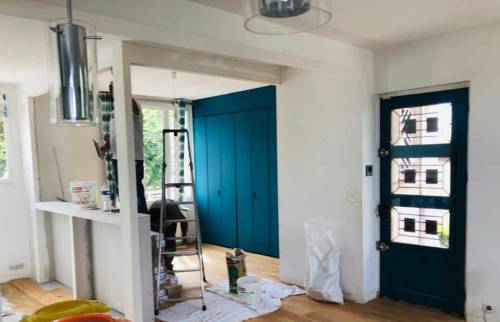 Le bureau fermé avec vue sur l'entrée de la maison