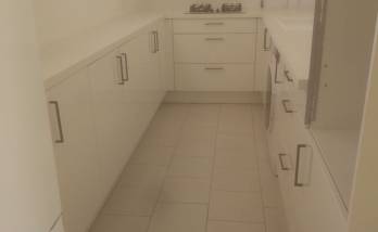 Cuisine couloir en U blanbche avec rangement ssuspendus en appartement - Aubagne (13400)