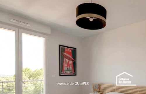 Création d’une chambre moderne à Treffiagat avec parquet, peinture claire et mobilier épuré. Une rénovation intérieure réalisée avec les artisans sélectionnés par La Maison Des Travaux Quimper.