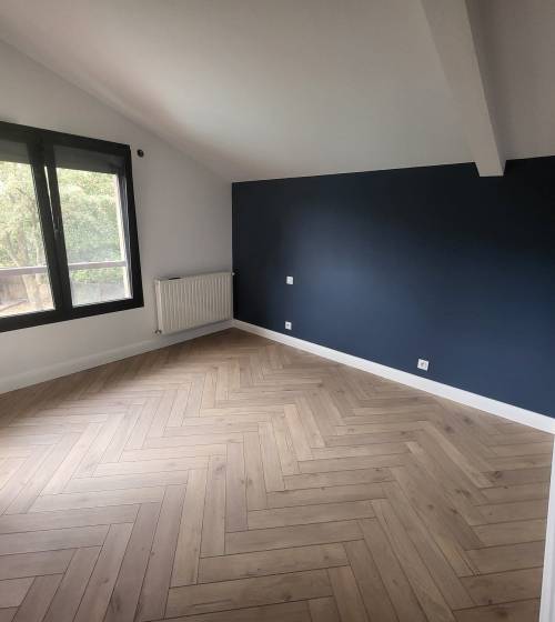 Pose de parquet massif en bâtons rompus dans une maison - Solliès-Toucas 83210