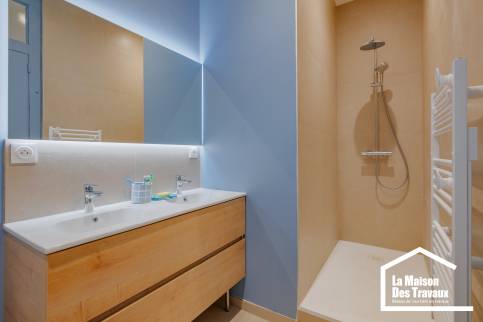 Une salle de bain rénovée, fonctionnelle et confortable pour toute la famille