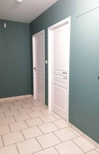 couloir avec peinture vert d'eau