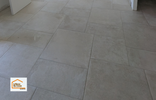 Zoom sur le carrelage effet pierre posé avec soin dans le cadre d’une rénovation intérieure dans le Finistère Sud. Des finitions précises pour un résultat durable et élégant.