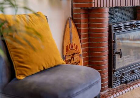 Décoration intérieure de maison avec habillage de cheminée en briques - La Crau 83260