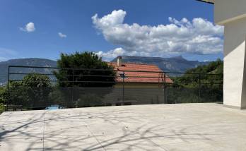 une belle vue dégagée sur la nouvelle terrasse