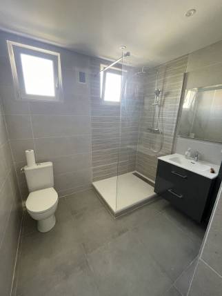 Salle de bain rénovée avec douche, WC et meuble vasque - Valence 26000