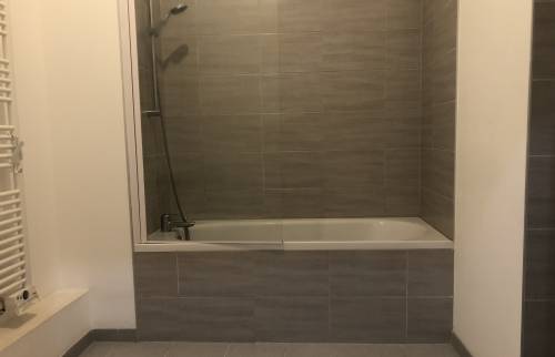 Salle de bain avant rénovation baignoire