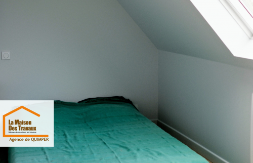Création de chambre sous combles avec pose de VELUX et isolation BA13. Rénovation réalisée avec l’accompagnement de La Maison Des Travaux Quimper.