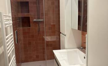 douche moderne et meuble suspendu
