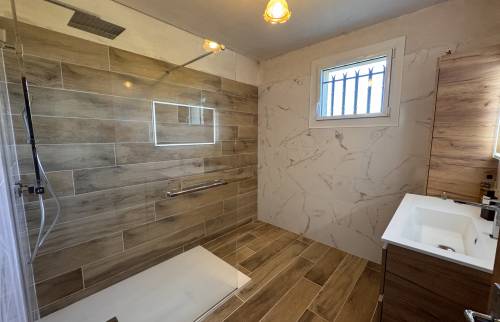 Salle de bain design moderne bois La Maison Des Travaux Ales