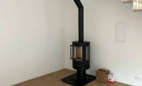 Nouvelle cheminée installée dans le salon de cette maison de Virieu