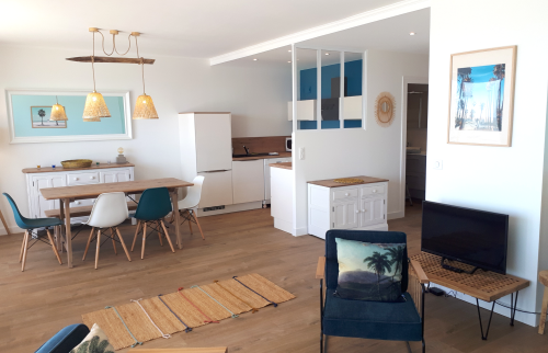 Grande pièce de vie avec cuisine ouverte