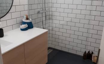 Rénovation de salle de bain avec pose d'un receveur de douche ouverte - Sainte-Maxime 83